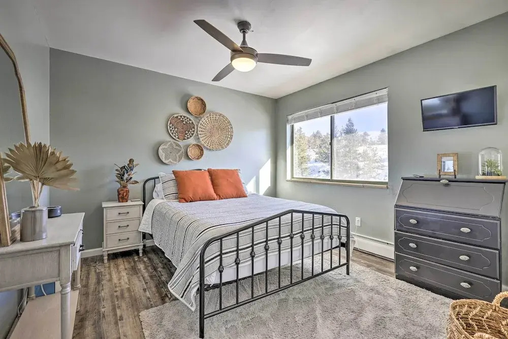 7 Mi to Keystone: Mtn-view Abode w/ Deck!