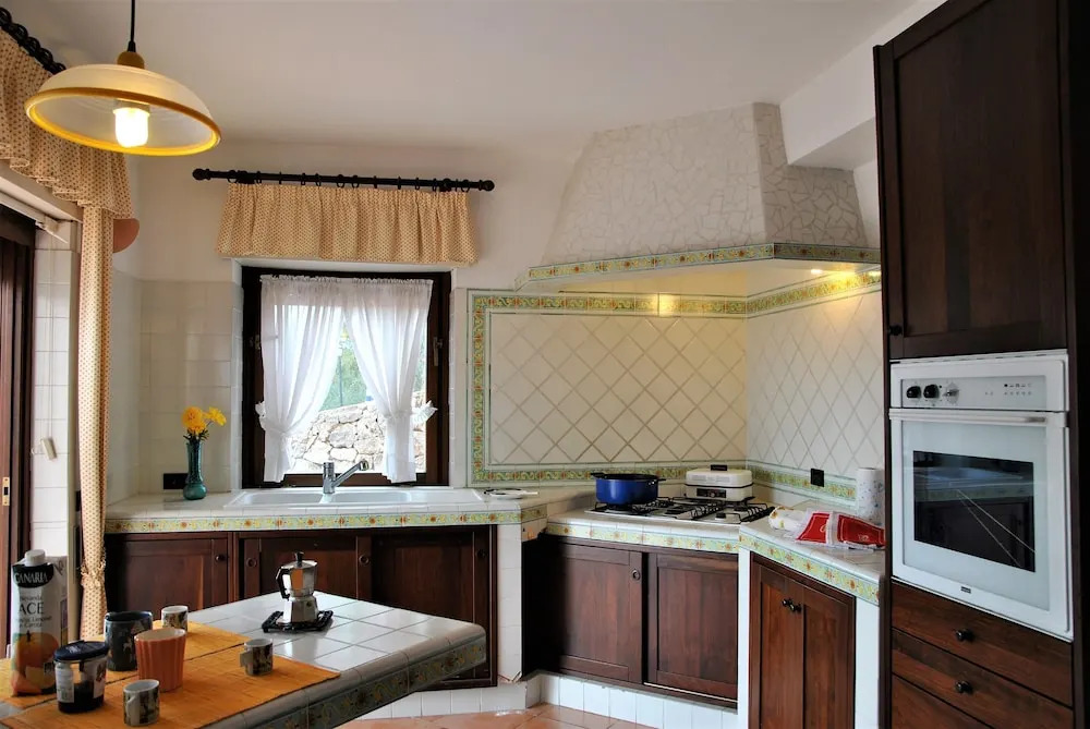Suite on hill, air-conditioned apartment in villa with outdoor patio