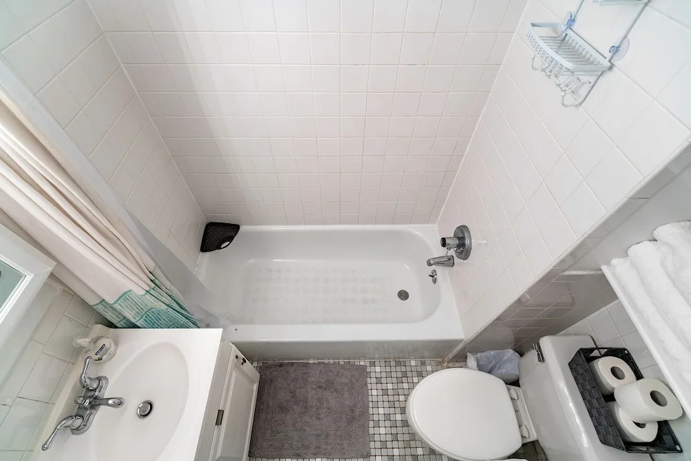 Chelsea Condo - Near Restaurants, Shops, & Trains