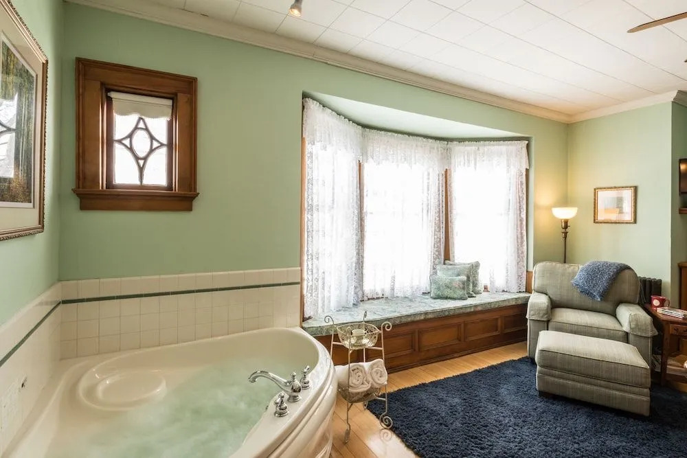 Honeybee Inn Bed & Breakfast