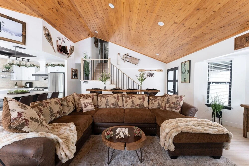58 - Kuzzie Bear Chalet 4 Bedroom Home by RedAwning