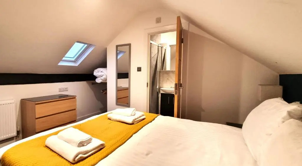 Spacious 6 Bedroom House, 4 Bathrooms, Central, 2 Parking Spaces