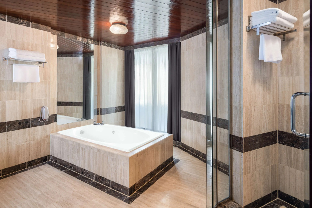 Radisson Blu Hotel, Dubai Deira Creek