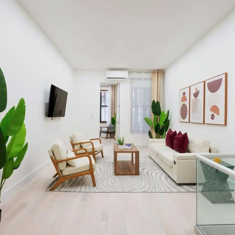 317-1d New 2BR Duplex W D Private Backyard