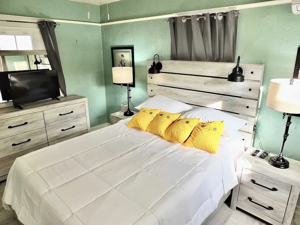 Eastside Garden Hideaway  For 4, Perfect Location for World Cup Attendees!