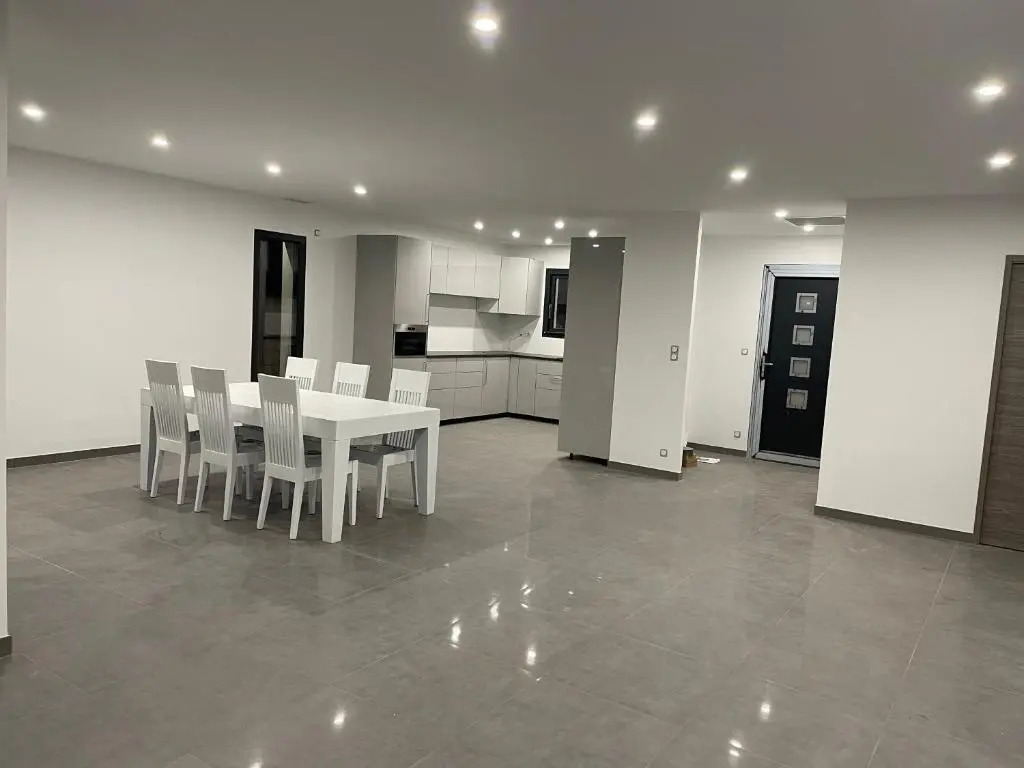 MAISON moderne avec piscine chauffée