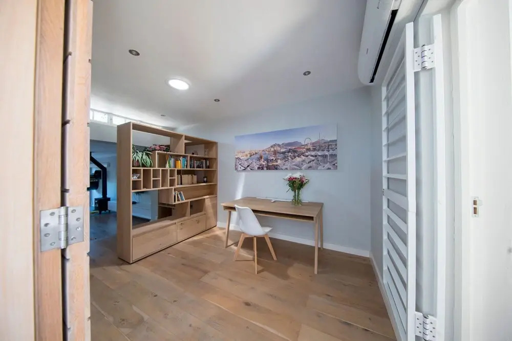 Small Cottage With sep Bedroom, Specious Bathroom, Lounge and Open-plan Kitchen