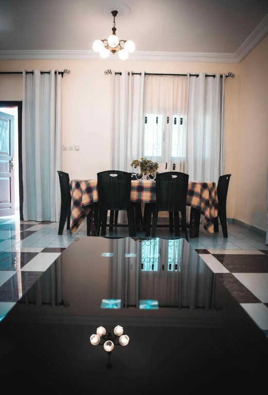 Odza, Modern Apartment, 3 Bedrooms, Private Parking