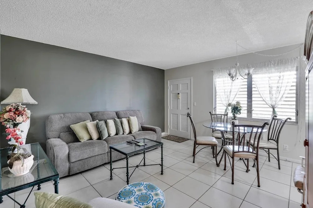 Idyllic Condo With Brief Walk to Beach and Restaurants