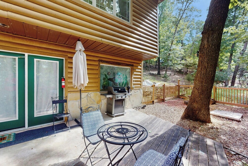 1 BR Lakefront Hideaway w/ Fenced Yard