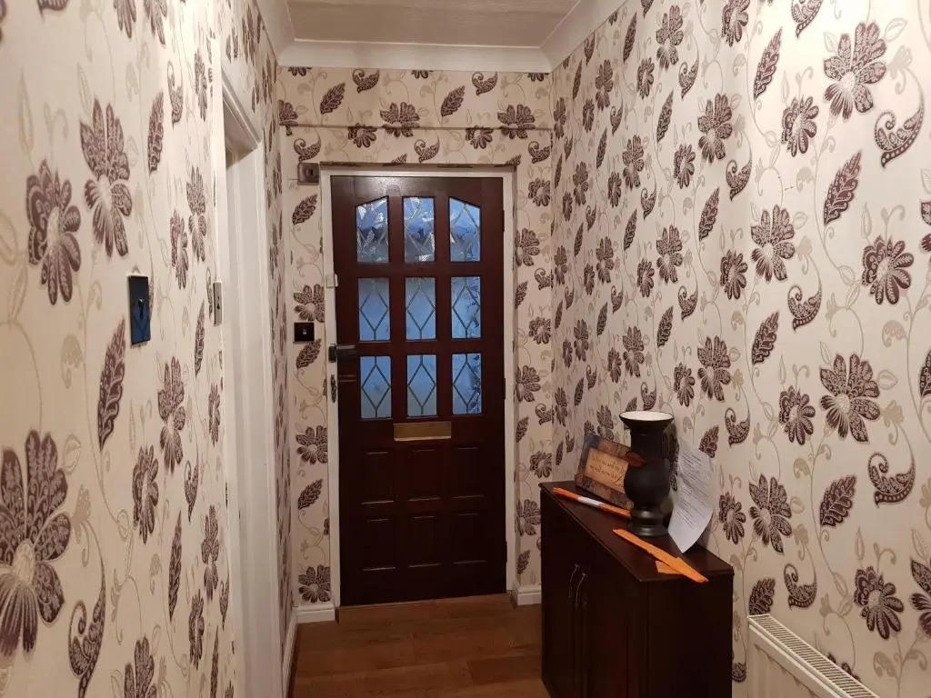 Spacious Bungalow in Romford with parking