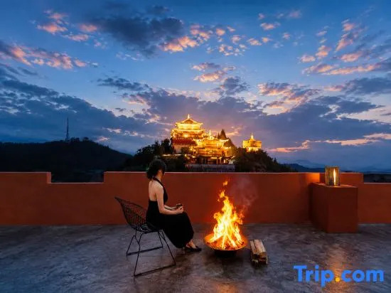 Shangri-La Half View Vacation Homestay (Near the Giant Prayer Wheel, Dukezong Ancient City)