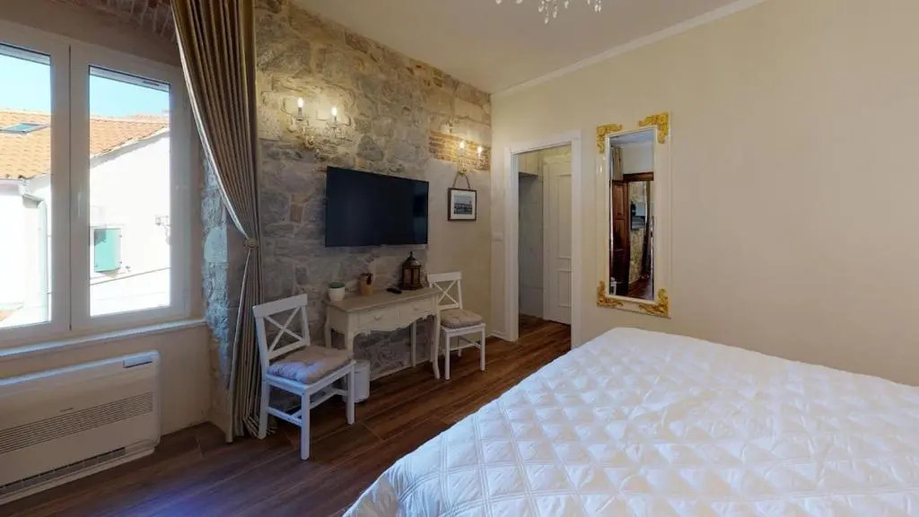 Chrysanta Apartments