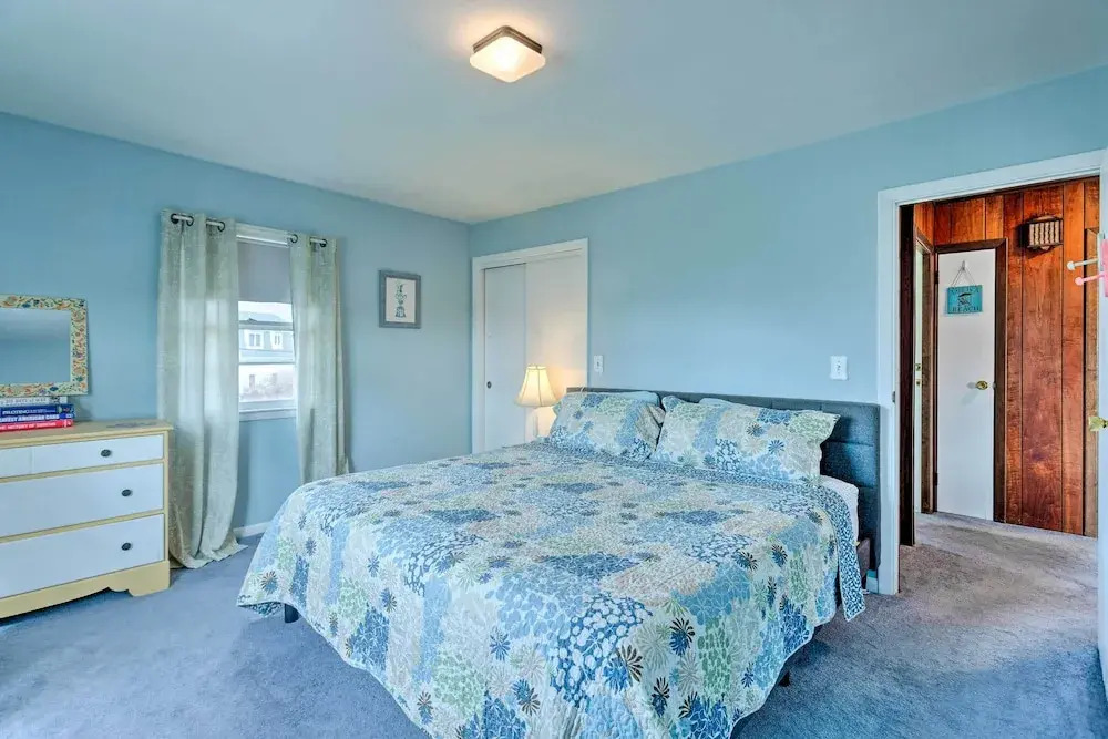 Rhode Island Oceanview Retreat: Walk to Shore!