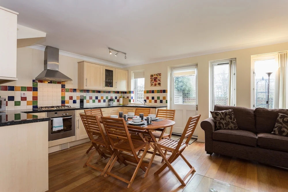2 Bedroom House Near Wapping Station