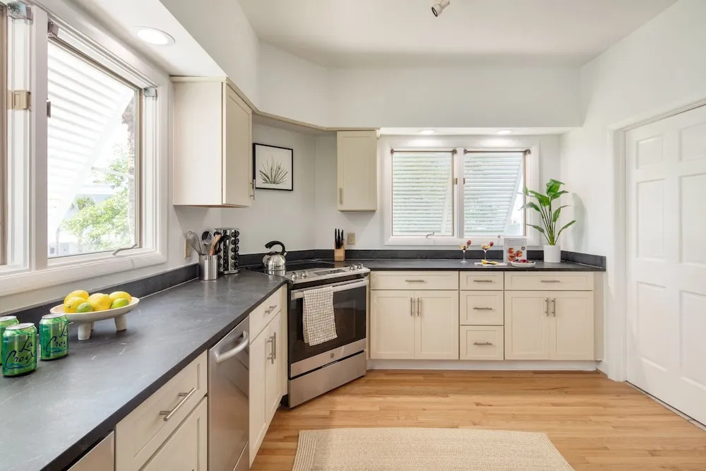 Huckleberry by Avantstay Classic Charleston Home Close to Beach Outdoor Dining