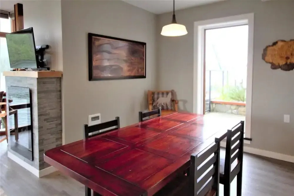 Whiskey Landing Lodge