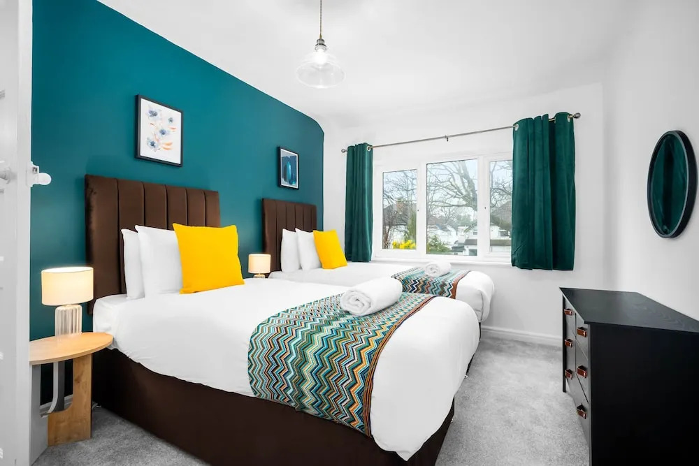 Stylish Three Bedroom Retreat With Garden