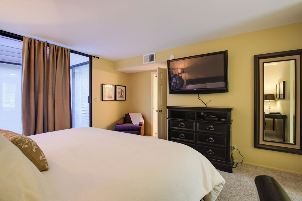Golf Resort Getaway w/ Pool Access in Palm Desert