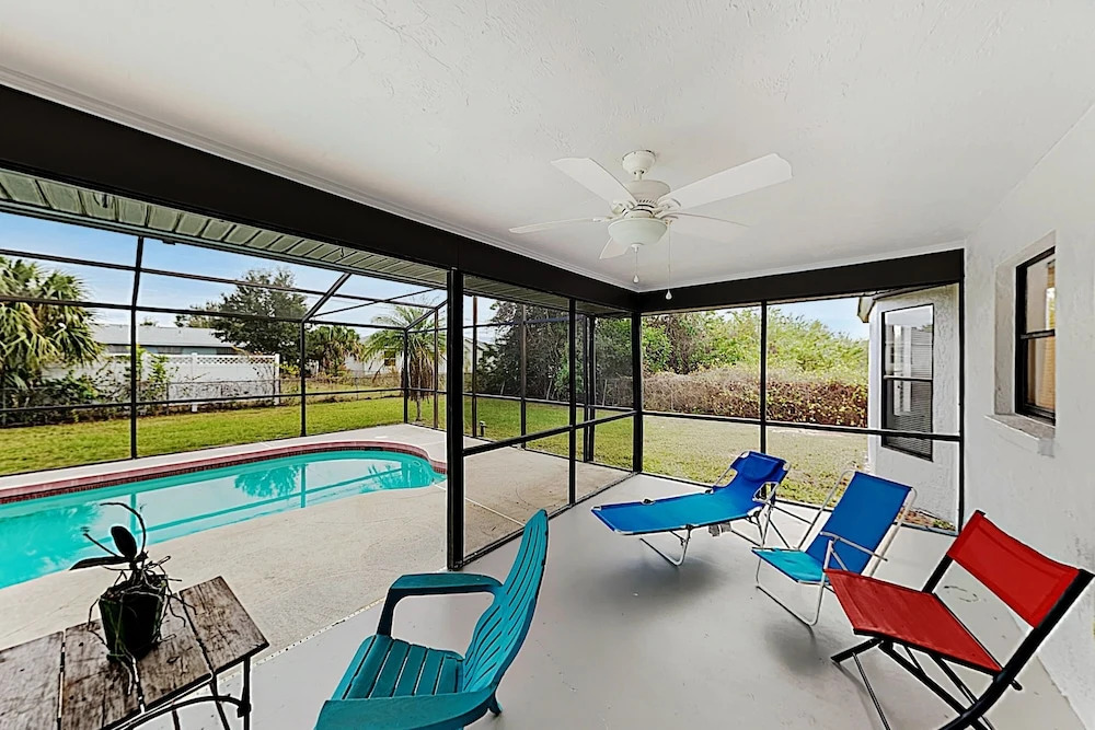 Sparkling W/ Private Lanai & Caged Pool 3 Bedroom Home