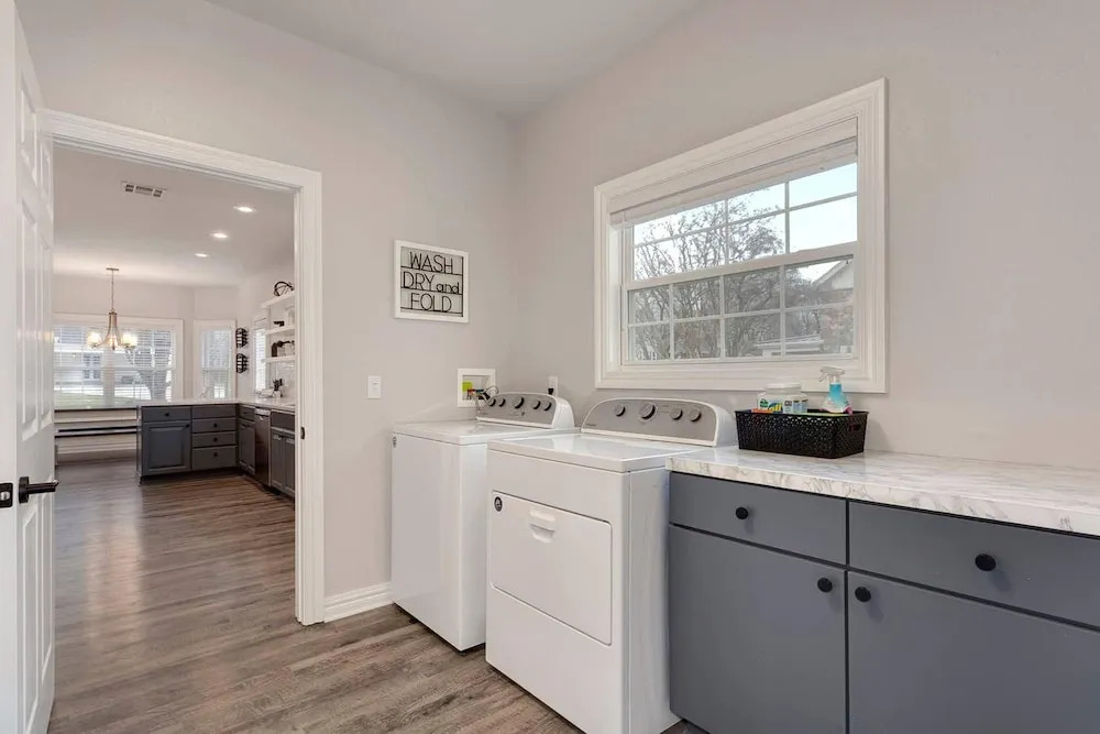 Modern Farmhouse - 2 Blocks to Downtown Square!