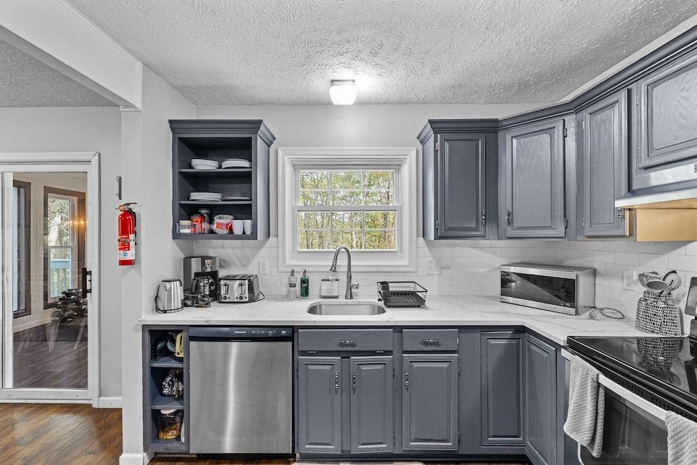 Charming Chalet w Hot Tub King Suite Dog Friendly