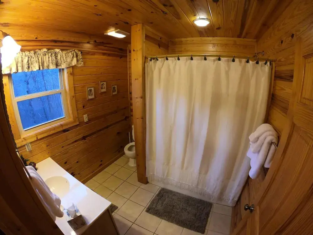 Beautiful Cabin w hot tub Sauna Pool Table