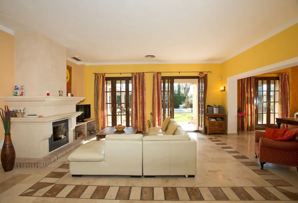 Holiday villa with 5 bedrooms, private pool, Nueva Andalucia, Marbella