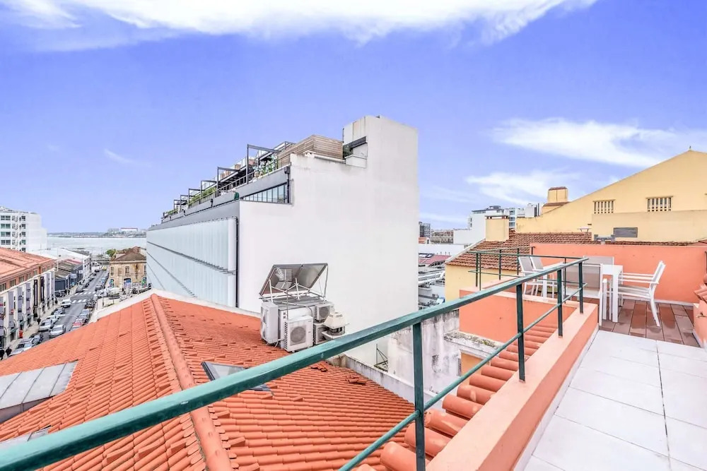 Rustic-style Apt Near Bairro Alto