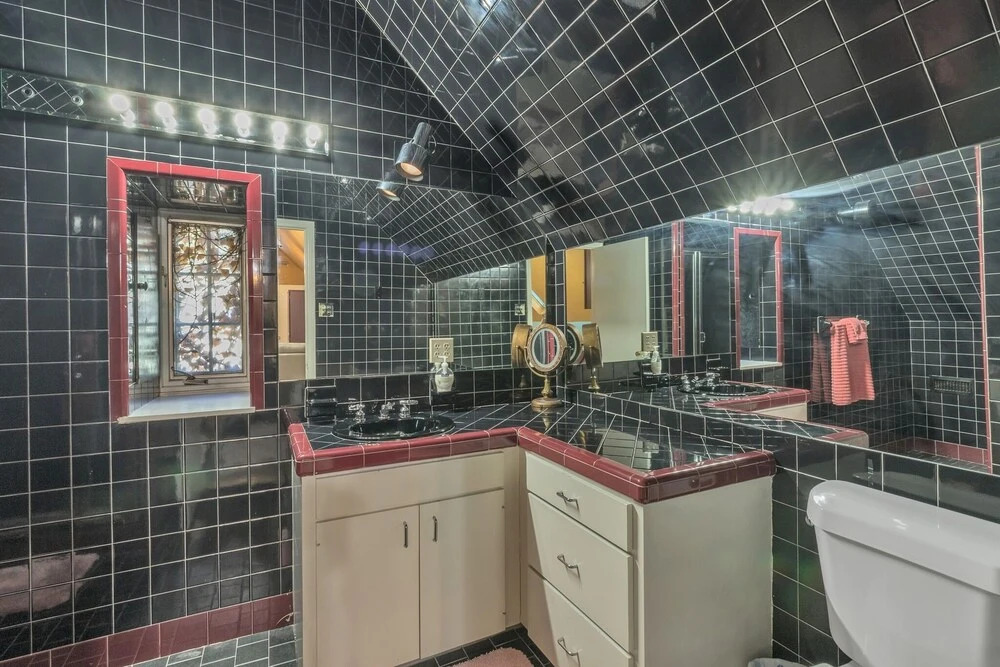 Cute Apartment In The Heart Of The City 2 Bedroom Apts by RedAwning