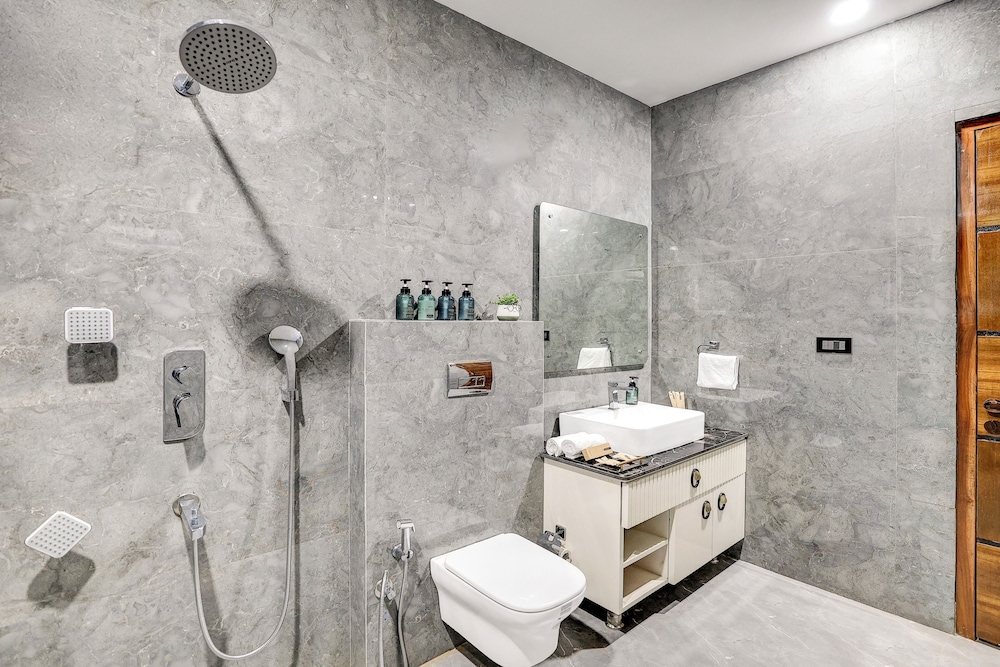 ELIVAAS Amaltas 4BHK Hideaway With Pool