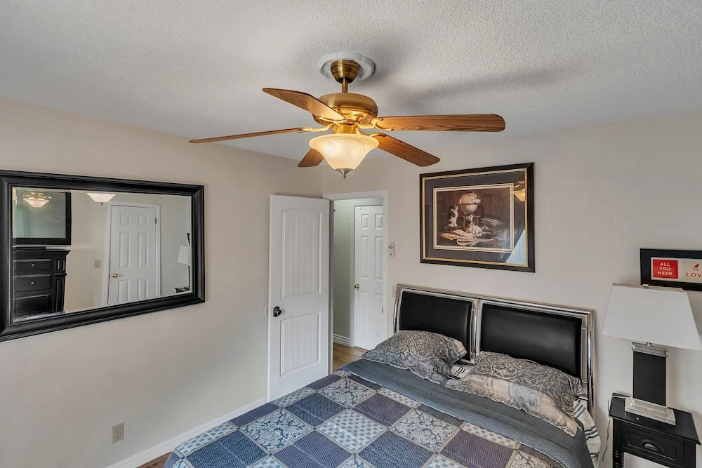 Cozy 4 Bedroom Home - Minutes to Downtown Tulsa by RedAwning
