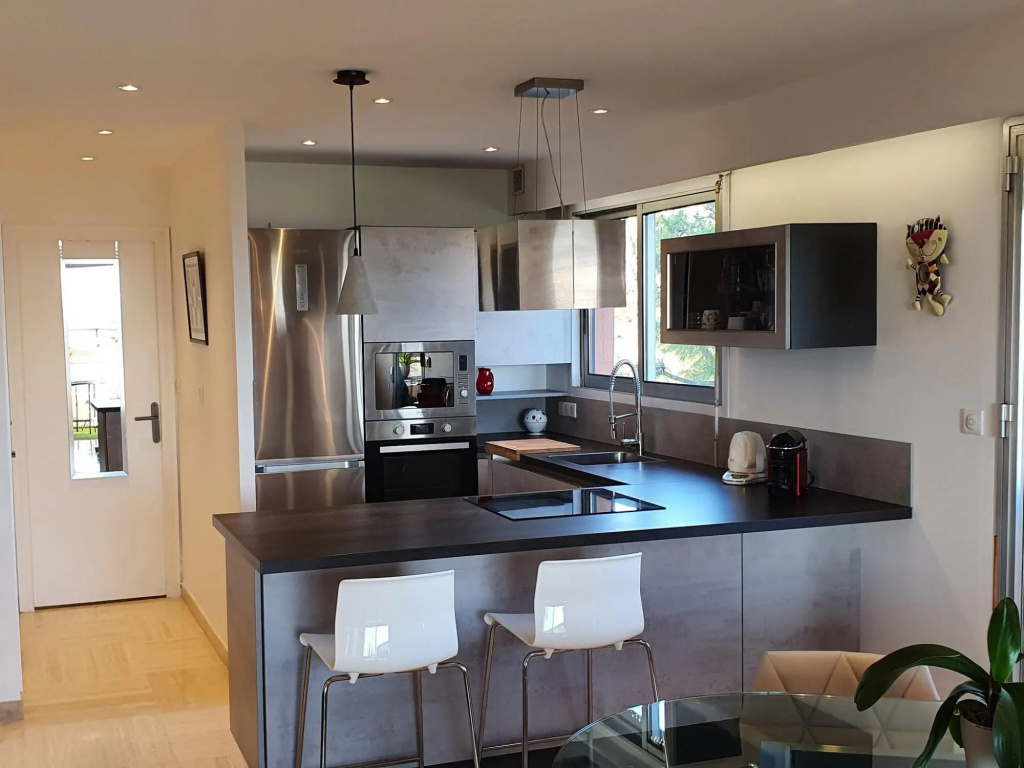 Classy Apartment in Nice with pool and private parking place