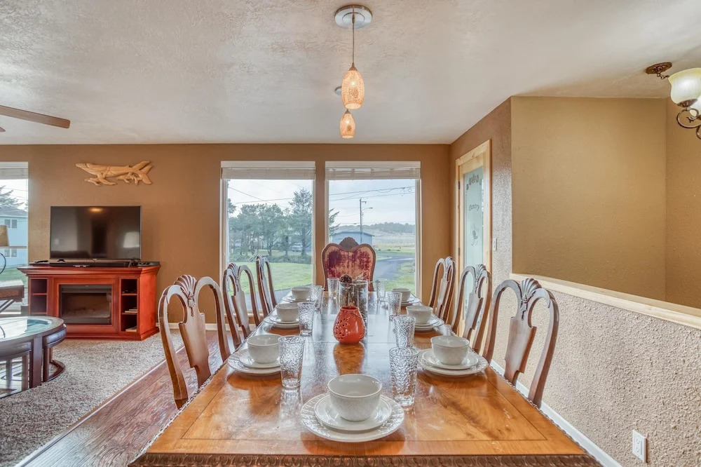Charming Bungalow with Game Room and Scenic Views - Delightful Coastal Retreat