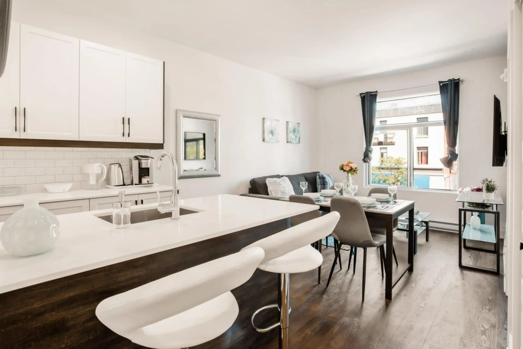 M11 Upscale 1BR Sofabed in Heart Plateau Mile-end