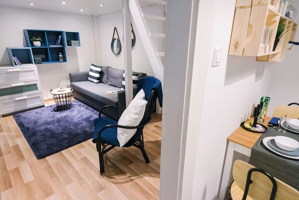 Dfive Apartments - Golden Hand