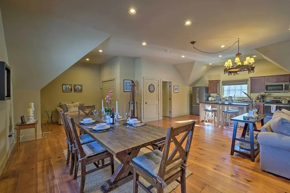 Luxe 'green Barn' Near Skiing w/ Mt Equinox Views!