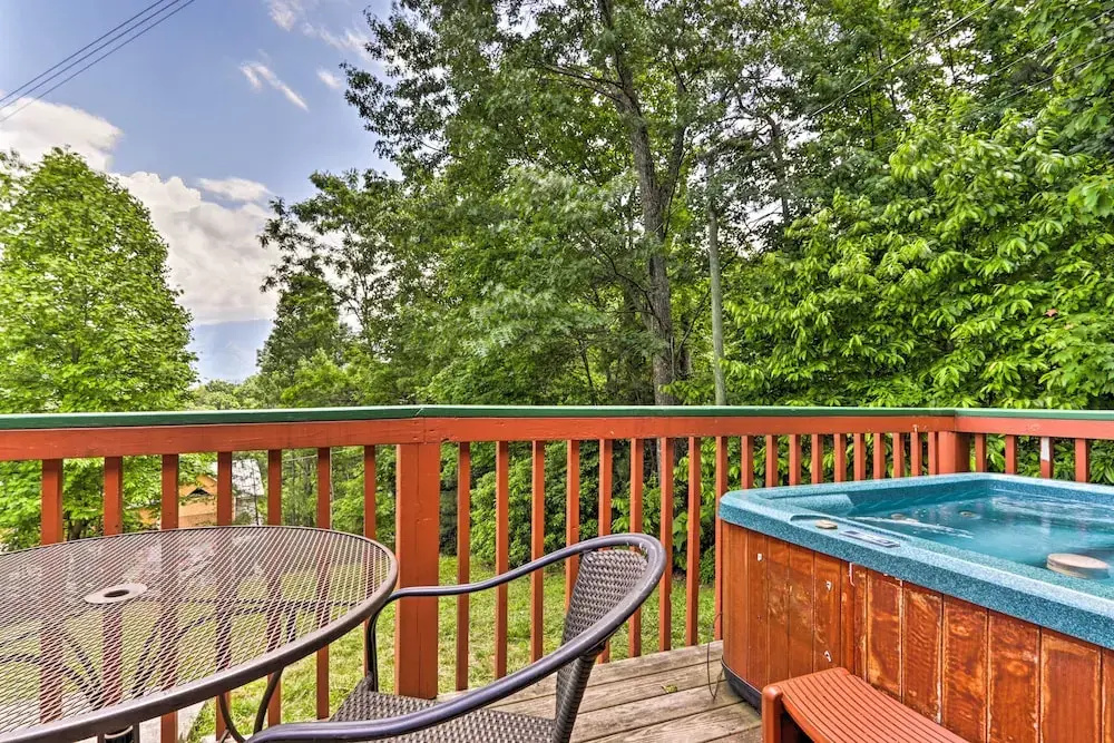 Gatlinburg Chalet: Hot Tub, Sauna + Mountain View
