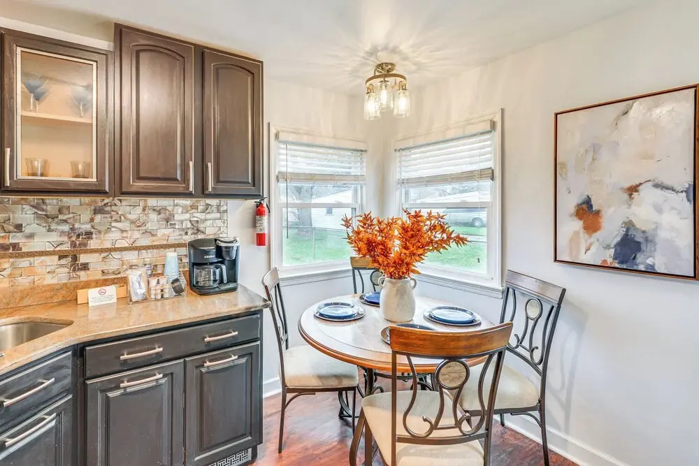 'the Maple Tree' Home: 14 Mi to Downtown Cleveland