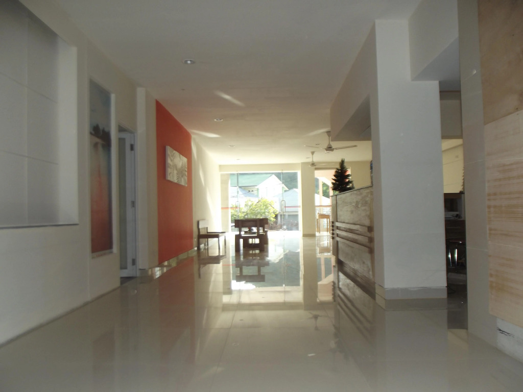 L Bajo Hotel