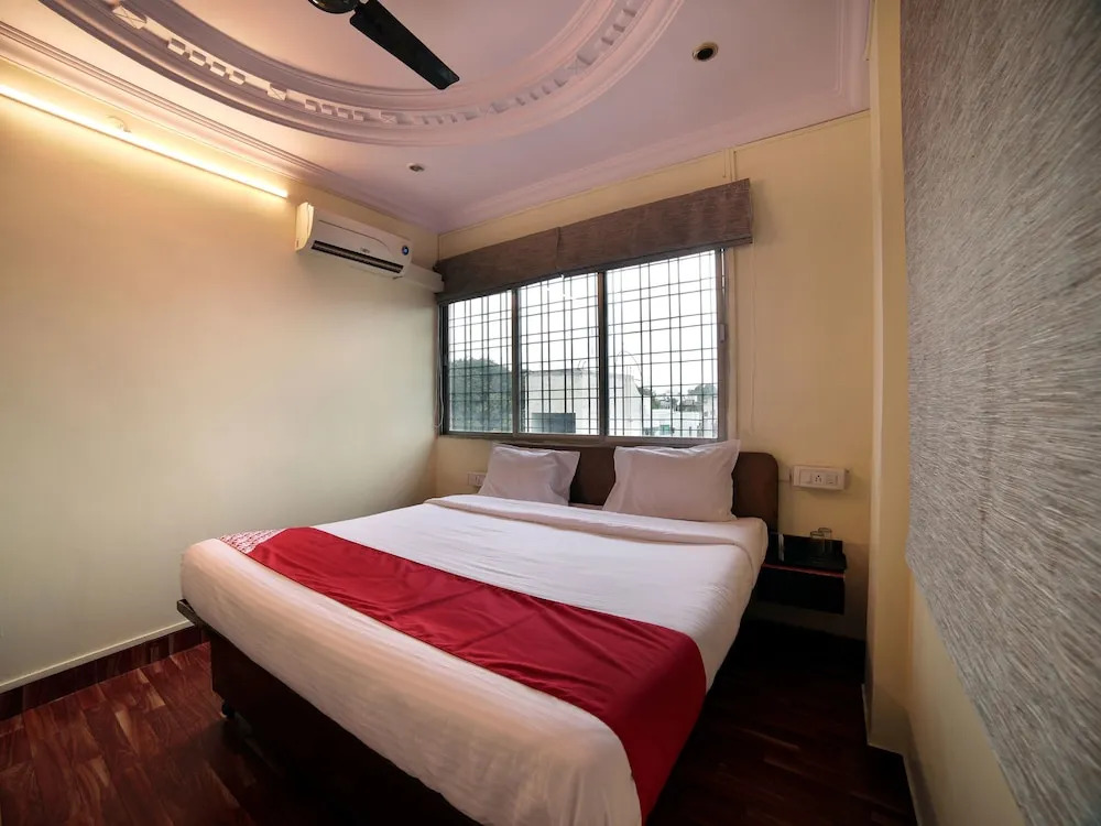 OYO 15211 Hotel Midas
