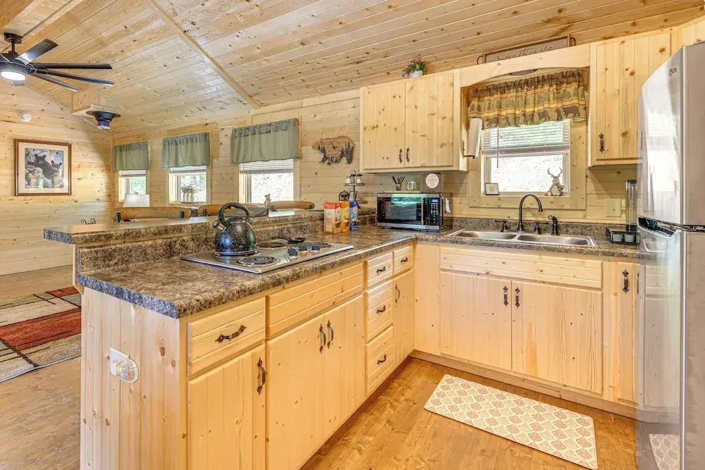 Black Bear Bungalow: Sevierville Hideaway w/ Deck!