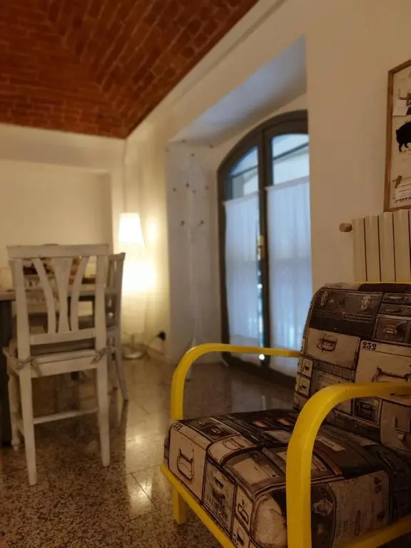"Lo charme" a 5 minuti a piedi da Ospedale ed Universita',a 30 minuti dai Laghi e 40 minuti da Milano