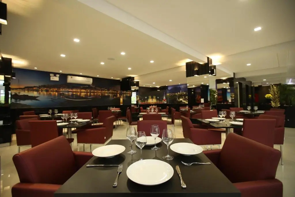 Holiday & Business Hotel - Em frente ao Centro de Eventos e Arena Conda