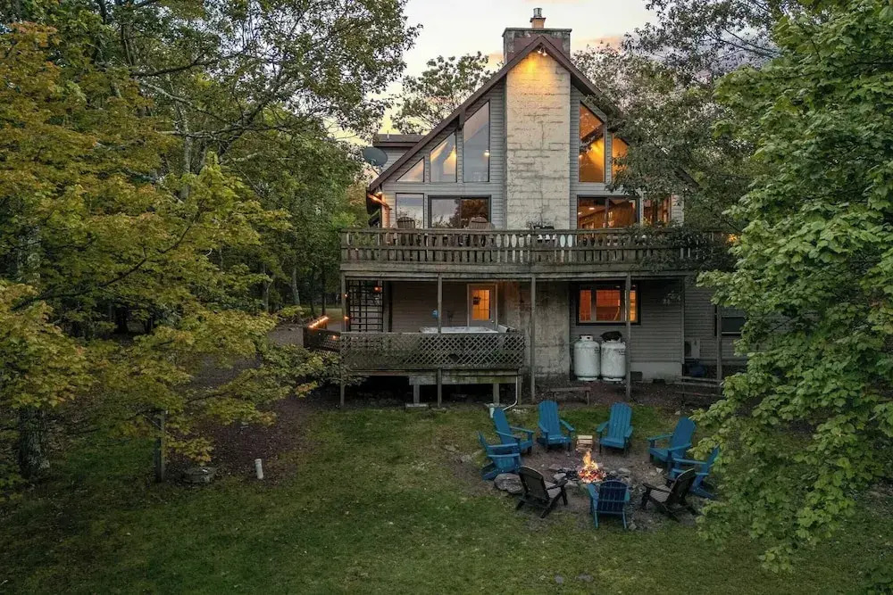 Sky View Chalet by Avantstay Stunning Interior, Spacious Deck, Hot Tub, & View