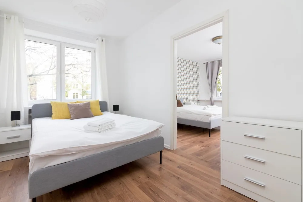 Metro Wilanowska 3-Bedroom Apartment