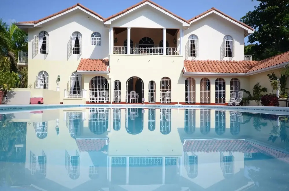 Summerhill, 8BR by Jamaican Treasures