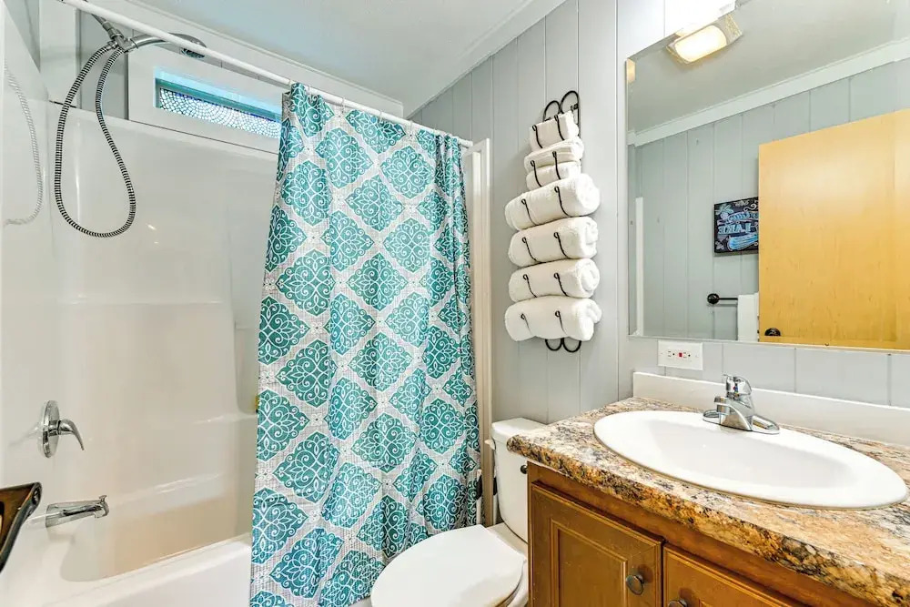 Waterfront Living & Resort Perks! Lake Norman Stay