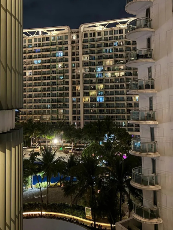 Azure Urban Resort 1br-2br St Tropez