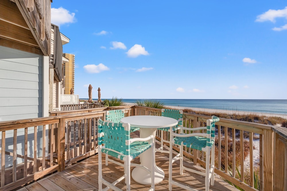 Go-jo Getaway! Coastal Comfort, 2BR Beachfront Townhouse, Sleeps 6